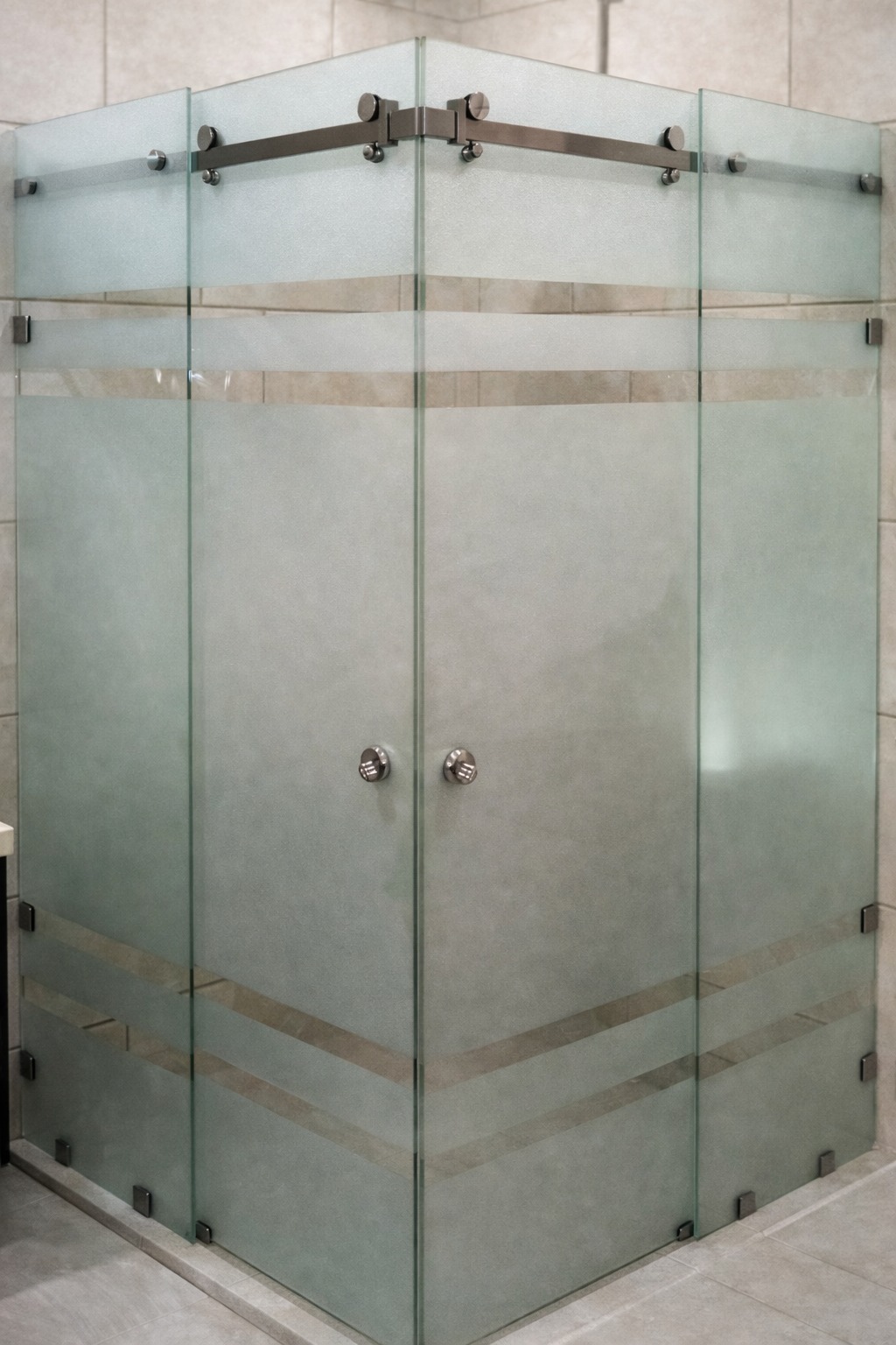 División de baño en vidrio templado con acabado moderno